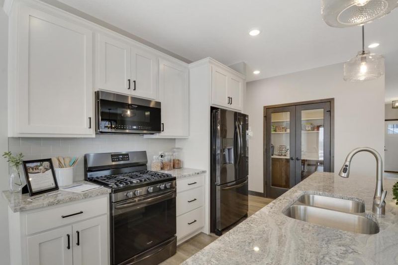 1225 Ivy Way, Faribault, MN 55021