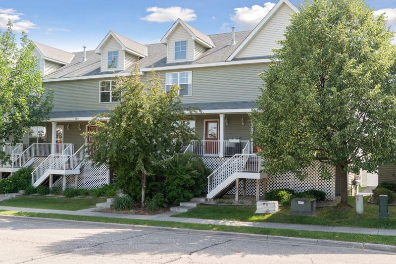 2886 Clover Ridge Dr, Chaska, MN 55318