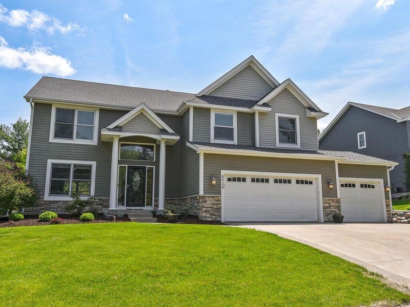 8939 Victoria Dr, Eden Prairie, MN 55347
