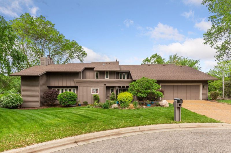 300 Eagle Ridge Cir, Burnsville, MN 55337