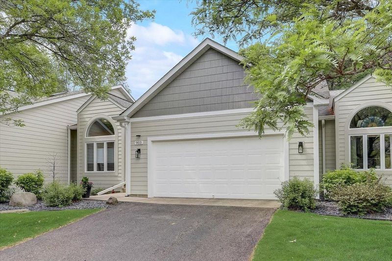 903 Southcross Dr E, Burnsville, MN 55306