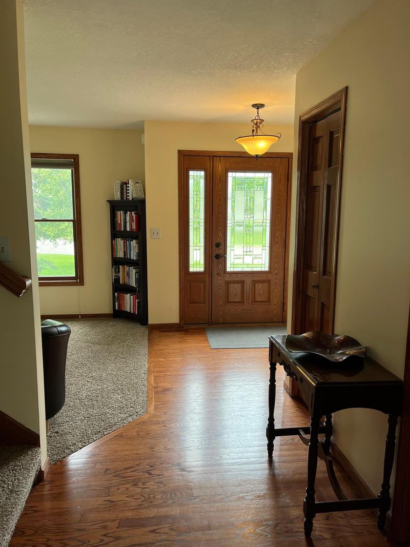 9090 Parkside Dr, Woodbury, MN 55125