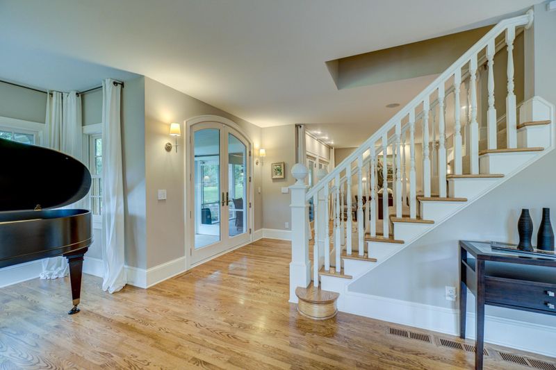 20 Dellwood Rd, White Bear Lake, MN 55110