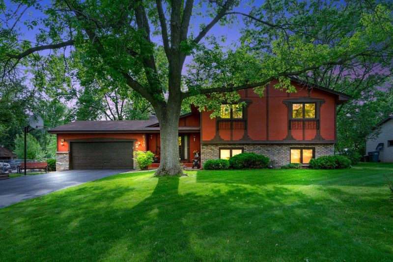 8310 Sunnyside Rd, Mounds View, MN 55112