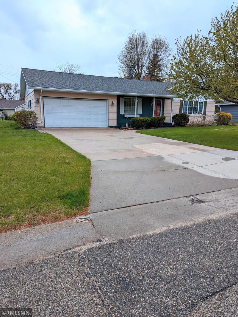 407 Golf Ter, Crookston, MN 56716