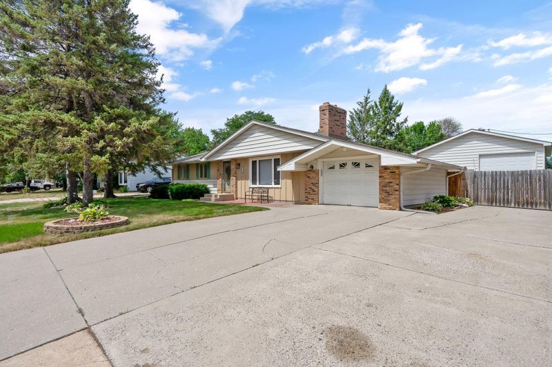 249 150th St W, Apple Valley, MN 55124