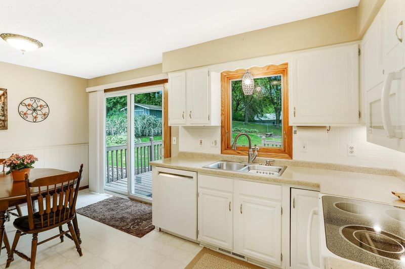 2886 Mary Ln, Maplewood, MN 55109
