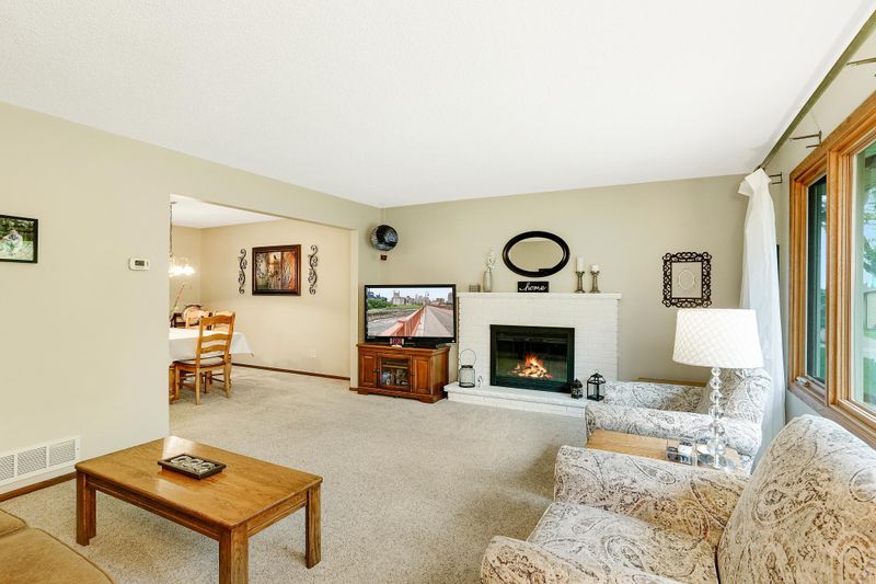 2886 Mary Ln, Maplewood, MN 55109