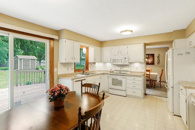 2886 Mary Ln, Maplewood, MN 55109