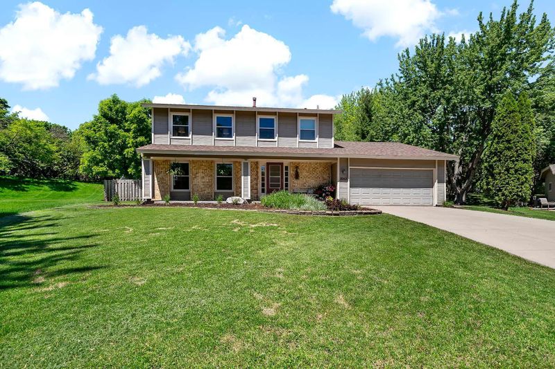 8953 Darnel Rd, Eden Prairie, MN 55347