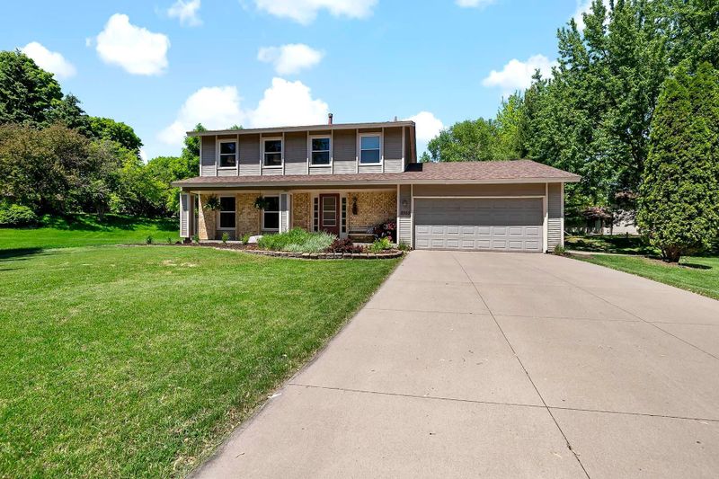 8953 Darnel Rd, Eden Prairie, MN 55347