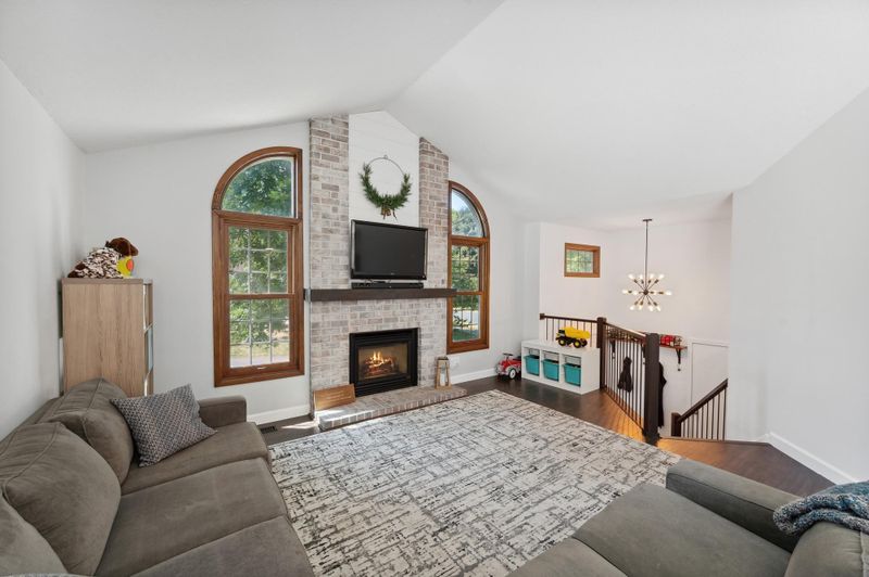 8767 Knollwood Dr, Eden Prairie, MN 55347