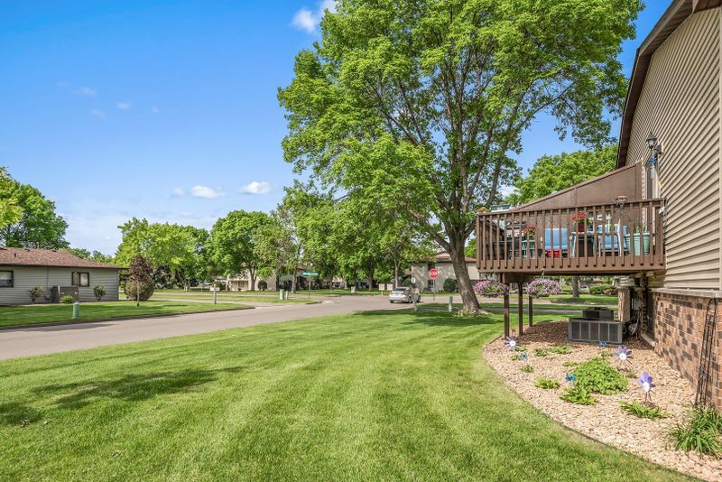 8505 S Maplebrook Cir, Brooklyn Park, MN 55445