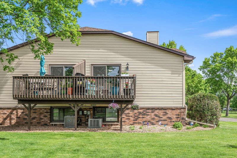 8505 S Maplebrook Cir, Brooklyn Park, MN 55445