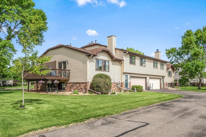 8505 S Maplebrook Cir, Brooklyn Park, MN 55445