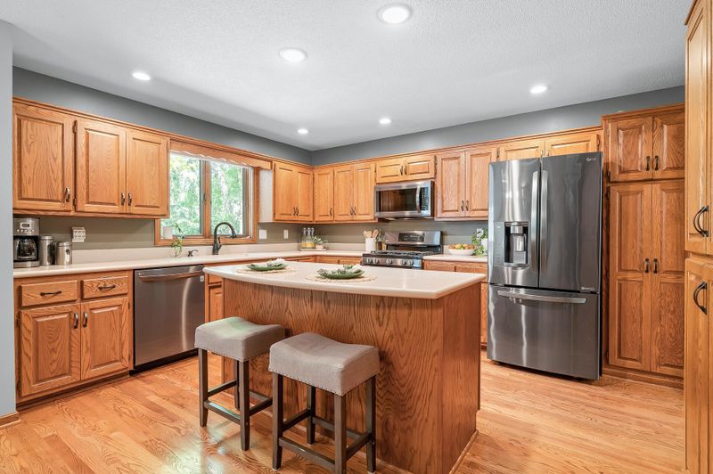 1085 Lake Oaks Dr, Shoreview, MN 55126