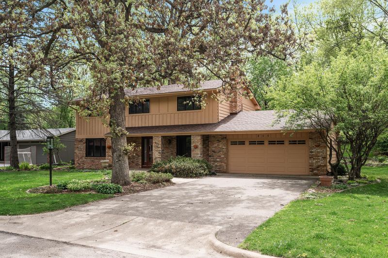 805 Thoreau Dr, Burnsville, MN 55337