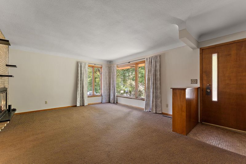 2085 California Ave E, Saint Paul, MN 55119