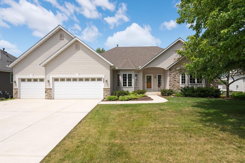2588 Eagle Valley Dr, Woodbury, MN 55129