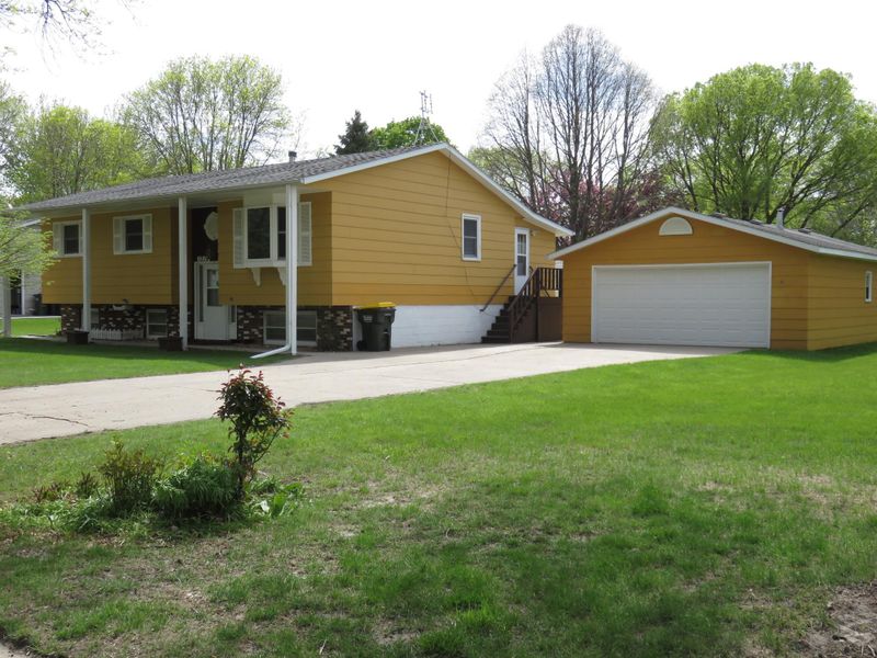 1212 10th St SE, Willmar, MN 56201