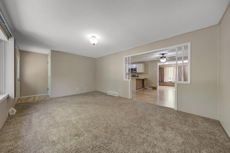 402 W Main St, Morristown, MN 55052