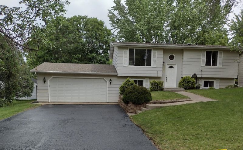 252 Highwood Dr, Chaska, MN 55318