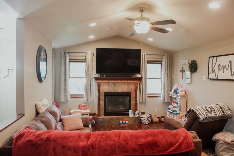 318 E 10th St, Blue Earth, MN 56013