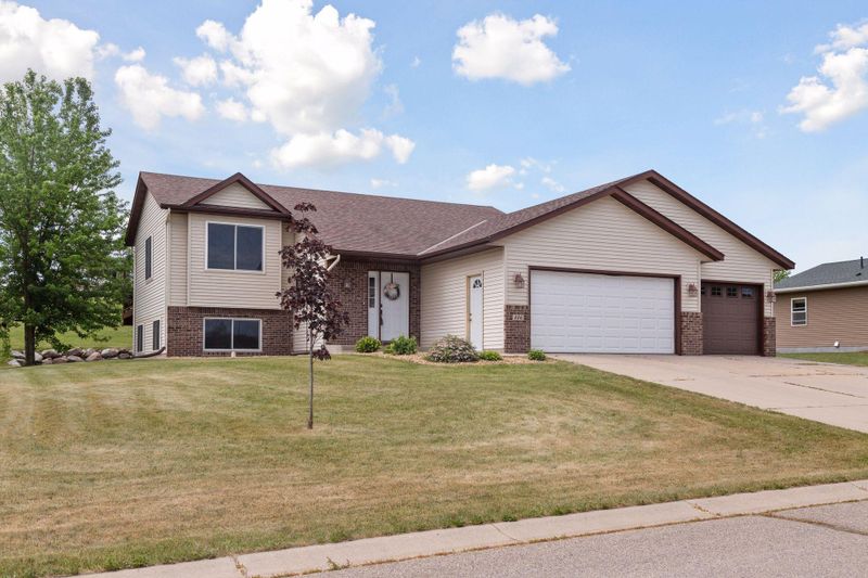 406 W Thruen St, Morristown, MN 55052