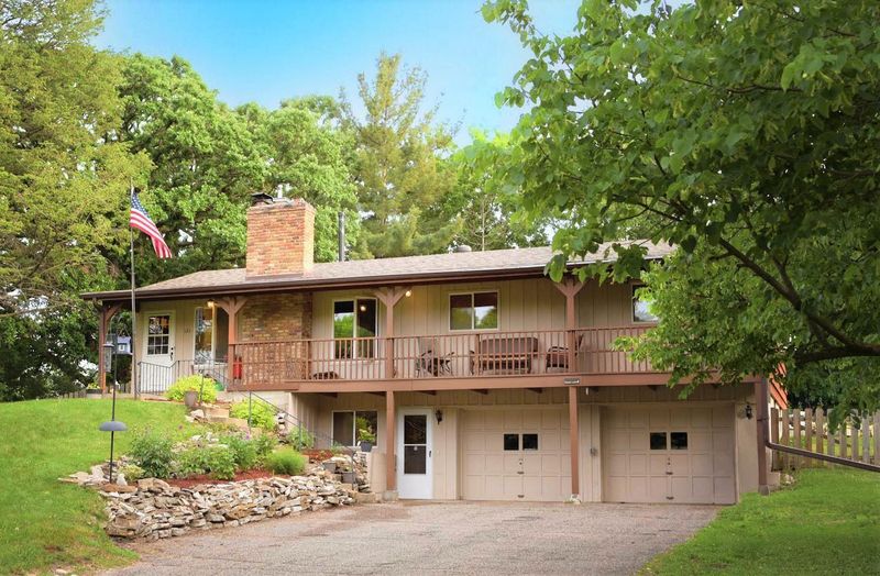 121 Heritage Cir S, Burnsville, MN 55337