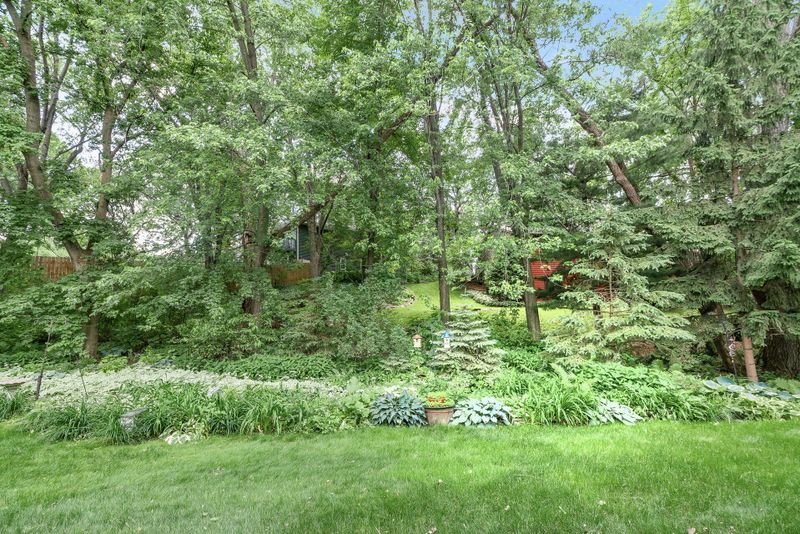 6732 Gretchen Ln N, Oakdale, MN 55128