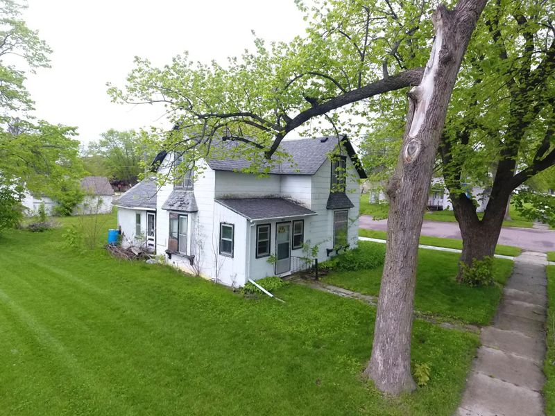 400 1st Ave SW, Wells, MN 56097