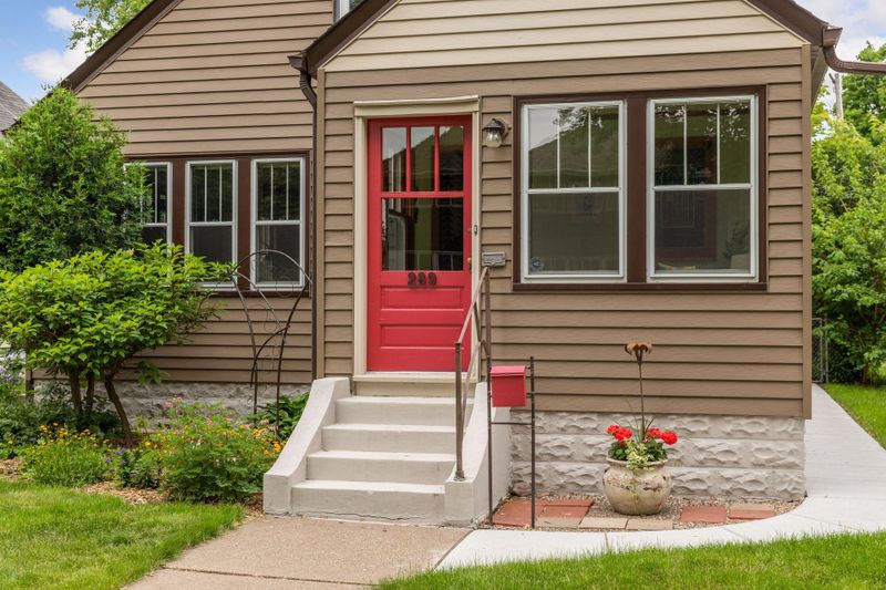 289 Warwick St, Saint Paul, MN 55105