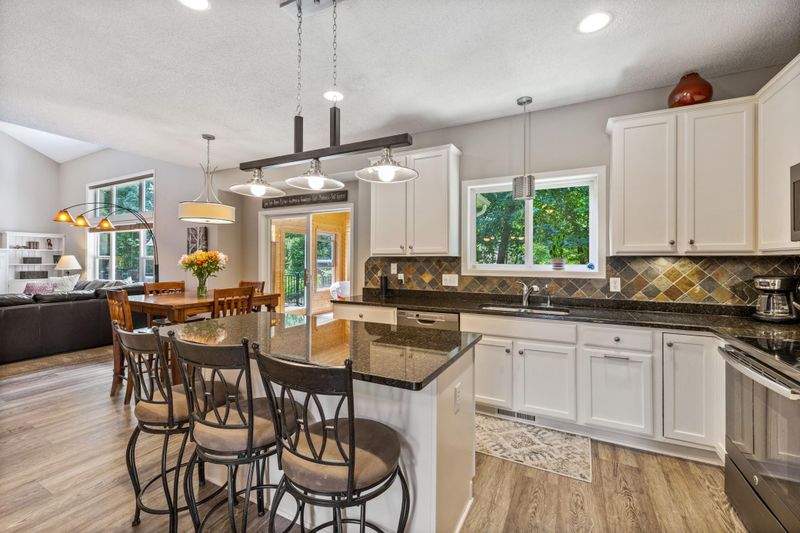 9121 Carriage Hill Rd, Savage, MN 55378
