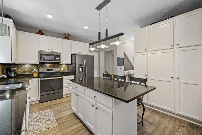 9121 Carriage Hill Rd, Savage, MN 55378