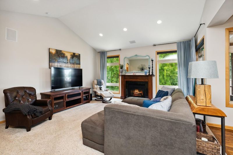 1104 Hawthorne Cir, Shakopee, MN 55379