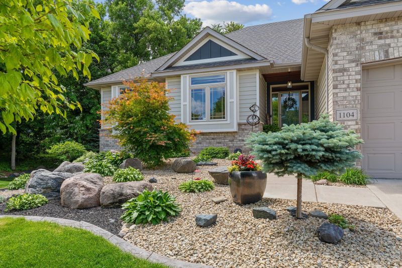 1104 Hawthorne Cir, Shakopee, MN 55379