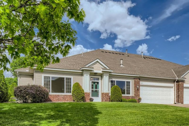 5847 Prairie Ridge Dr, Shoreview, MN 55126