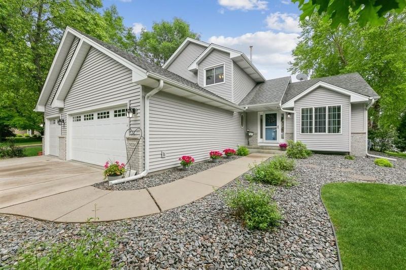 9024 Farnsworth Ct N, Brooklyn Park, MN 55443