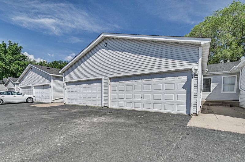 209 Shawnee Trl, Shakopee, MN 55379