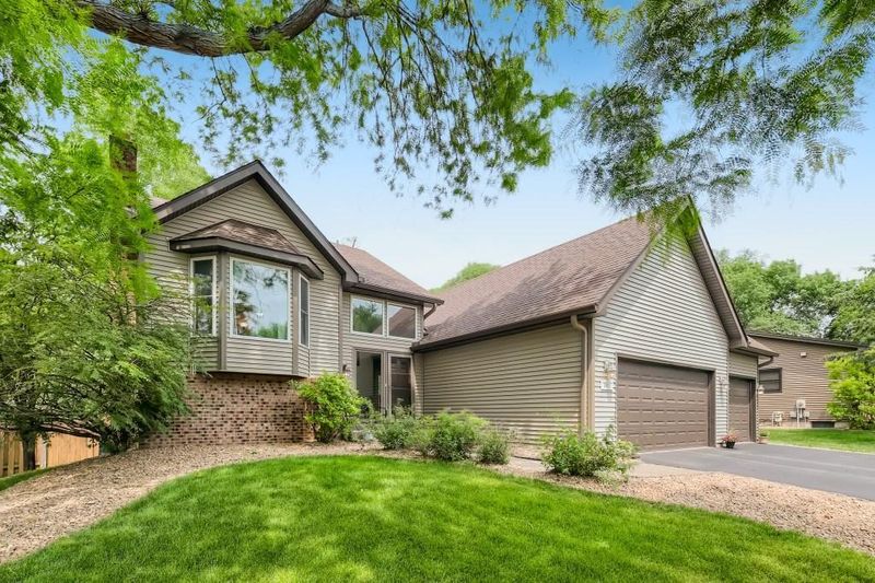 341 Poplar Dr, Shoreview, MN 55126