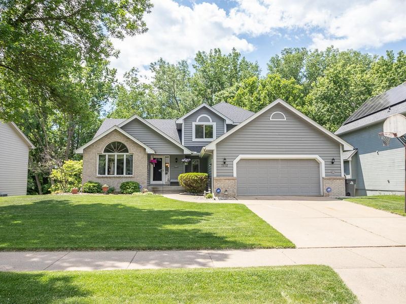 7112 Sunshine Dr, Eden Prairie, MN 55346