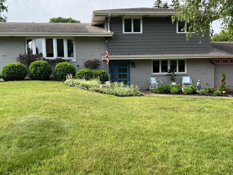 1040 Douglas Rd, Mendota Heights, MN 55118