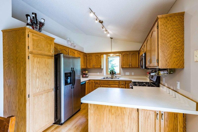 7863 31st St N, Oakdale, MN 55128