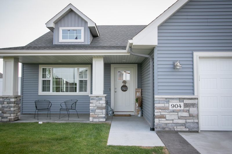 904 Moline Loop NW, Isanti, MN 55040