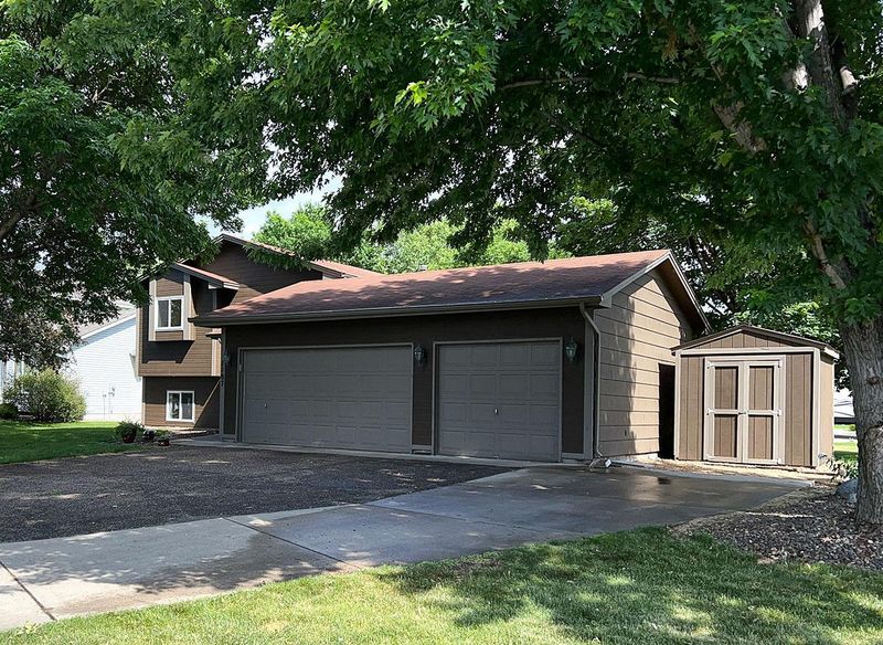 1187 Heritage Dr, Shakopee, MN 55379