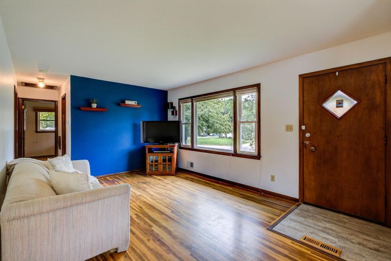 567 Greene Ave N, Oakdale, MN 55128
