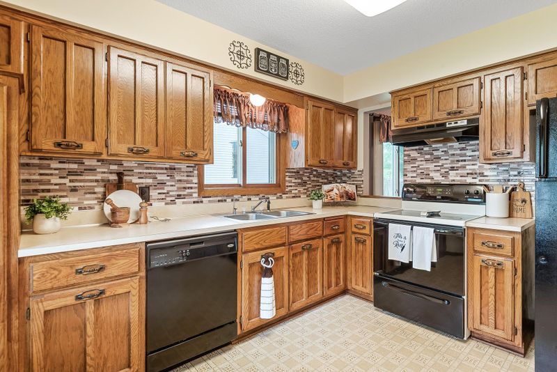 952 95th Ave NE, Blaine, MN 55434