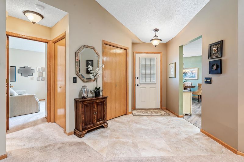 8936 Thomas Dr, Woodbury, MN 55125