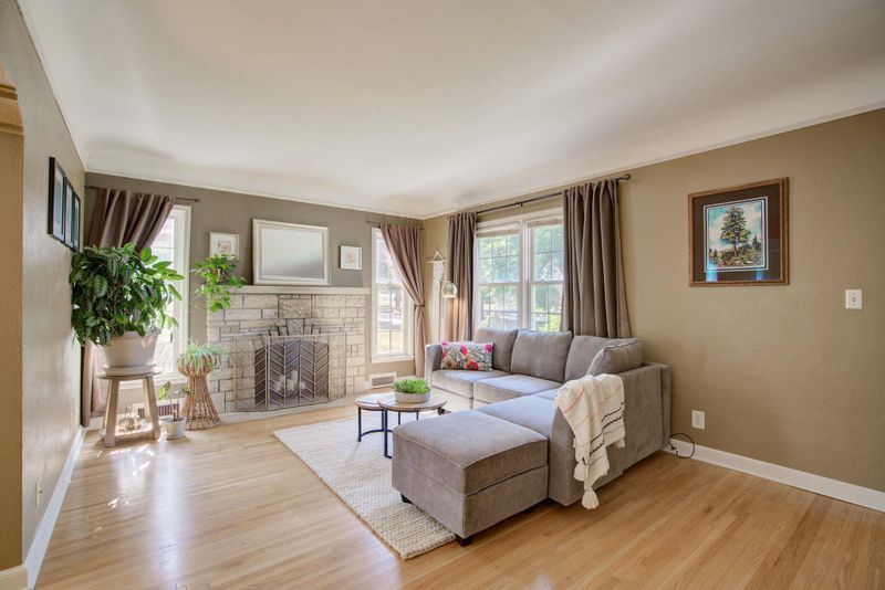 791 Montana Ave E, Saint Paul, MN 55106
