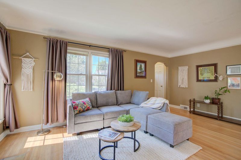 791 Montana Ave E, Saint Paul, MN 55106